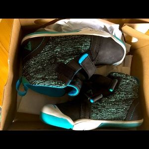 Plae Max Shoe size 12 (kid)